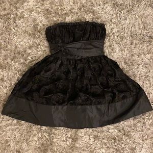 Betsy Johnson sz 6 black strapless cocktail dress with ribbon and swirl design